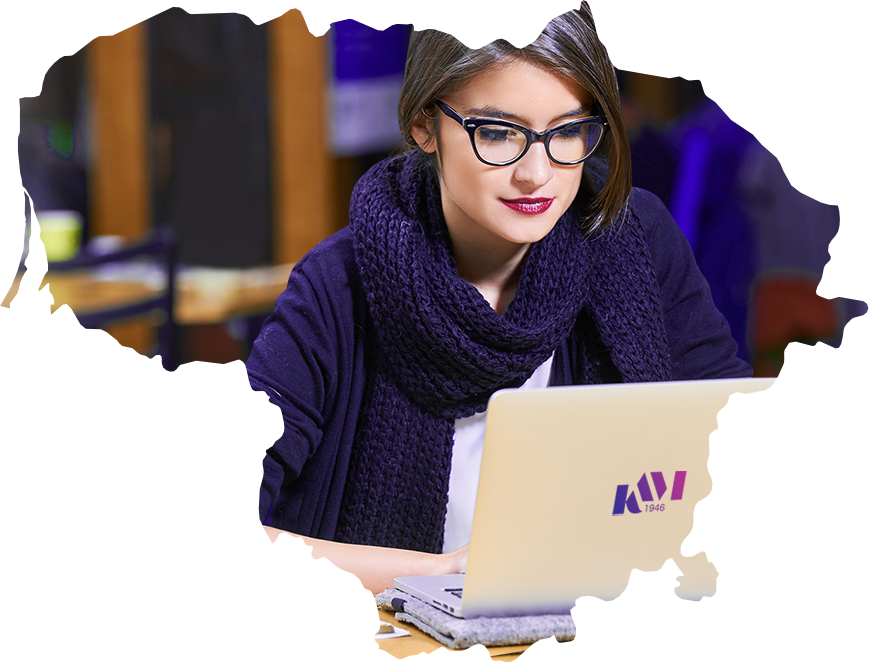 Studentė mokosi buhalterijos kursų su nešiojamuoju kompiuteriu